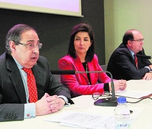 Manuel García-Izquierdo e Isabel Cosme durante la rueda de prensa ofrecida ayer. :: JUANJO MONZÓ/