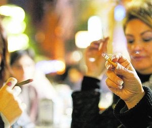 Tres personas fumando en una terraza de Valencia. :: JESÚS SIGNES/