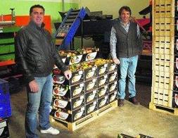Claudio Navarro, agricultor de Godelleta, y Juan José Bas, responsable de la web naranjasyfrutas.com. :: V. LL./