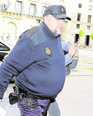 El acusado, bajo custodia, se oculta a su llegada al juicio. ::
J. P. REINA/