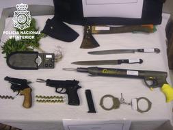 Parte del material que se ha incautado la Policía en la operación realizada contra una banda que operaba en la Comunitat. Fotos EFE./