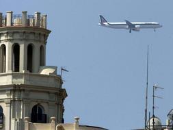 Un avión sobrevolando Valencia. / Ángel Díaz./