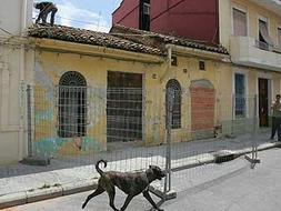 Edificios de la calle San Pedro que empezaron a derribarse hace meses. / Jesús Signes./