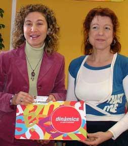 Paqui Viciano, a la izquierda, recibe el carnet de 'Llunàtics y Dinàmics'. Foto LP./
