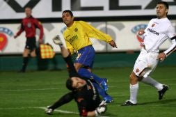 Sony Anderson, encarando al portero rival ante la presencia de Walter Samuel durante el Villarreal-Roma de la Copa de la UEFA, en 2004./