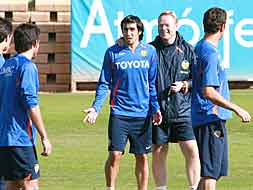 Vicente se dirige a Mora y a Mata mientras Ronald Koeman, con la mano sobre el hombro del valenciano, sonríe./