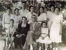 La familia Casesnoves-Soldevila al completo, junto con sus nueve hijos, en una foto del archivo famiilar /LP/