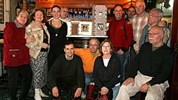 Los miembros de la Barraca y el artista posan con la maqueta de la portada que plantarán este año./