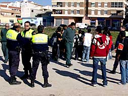 Agentes de la Policía Local de Villena vigilan de cerca cualquier anomalía en la zona./