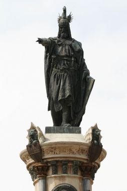 La espléndida estatua de Jaume I que se sitúa en una de las céntricas calles de Castellón. /pau bellido/