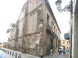 Edificio del Colegio del Arte Mayor de la Seda, en la calle Hospital./