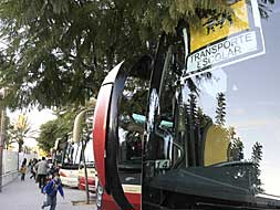 Varios autobuses de transporte escolar esperan en el colegio a los niños para llevarlos a sus casas./