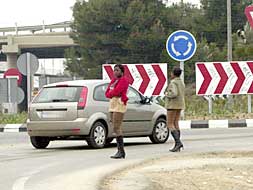 Dos prostitutas se acercan a un coche en una zona de Valencia./