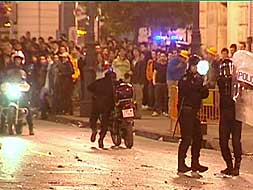 Varios policías antidisturbios intentan controlar la situación en el Parterre./