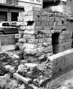 Puerta de acceso al Circo Romano en la calle Los Huertos./