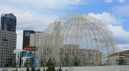 La enorme estructura metálica de la pajarera, con el edificio Aqua al fondo./
