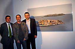 El alcalde con el artista premiado en esta edición y la obra./