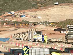 Unos operarios trabajan en la construcción de las vías para el tren de alta velocidad, el AVE, en la Comunitat./