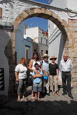 Los visitantes junto con el edil de Cultura en la puerta de la Judería./