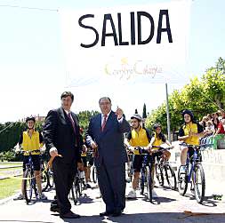 El conseller Fernando de Rosa (derecha) dio la salida ayer./