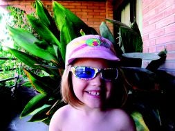Una niña con gafas de sol./