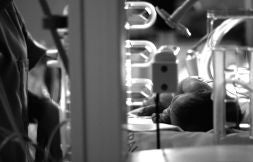 Un recién nacido en la unidad neonatal de un hospital. /CARLOS RODRÍGUEZ/