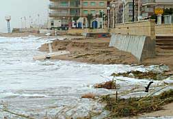 El último temporal de invierno de 2007 dejó sin arena la playa de Bellreguard y destrozó el mobiliario./