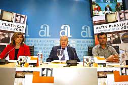 Presentación de la exposición de la Convocatoria de Artes Plásticas 2008, con el diputado Pedro Romero. /Alex Domínguez/