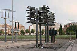 La batería de condensadores que ayer resultó afectada por una explosión, en la subestación eléctrica de Torrefiel./