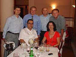 Los responsables de la Bodega Sierra Norte junto con Raúl y su mujer, Maribel./