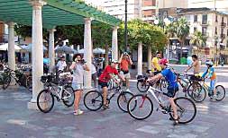 Varios ciclistas en la plaza Mayor de Alzira./