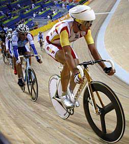 Joan Llaneras rueda por la parte más elevada del peralte del velódromo./