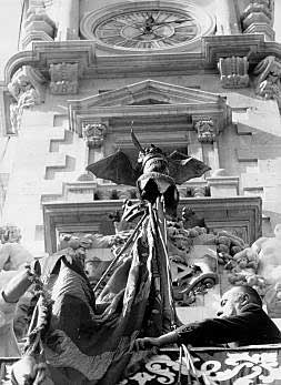 La Real Senyera se prepara para descender del balcón del ayuntamiento de Valencia, en una imagen de 1986./