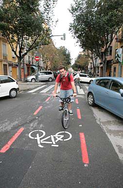 Un joven circula por la primera ciclocalle de Valencia en V. Sancho Tello./