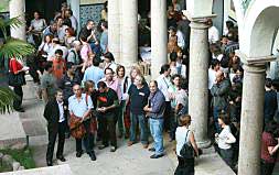 Los profesores en el claustro del instituto Luis Vives momentos antes de empezar la asamblea de ayer./