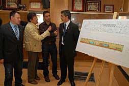 El alcalde (i) observa al panel explicativo del proyecto./