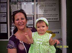 Pilar Castaño Romero, con su hija./