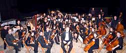 Componentes de la Orquesta Sinfónica Atrium junto al director Ramón García Soler./