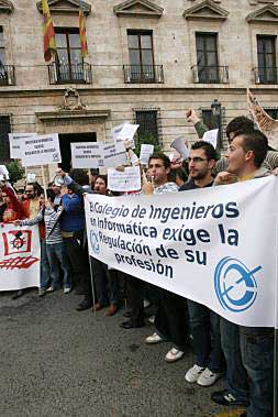 Los estudiantes de Informática ante la Delegación del Gobierno en la manifestación celebrada ayer en Valencia./