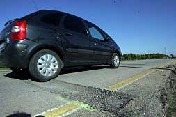 Un coche atraviesa uno de los badenes que obligan a reducir la marcha en las cercanías de Polinyà de Xúquer./