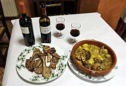 Degustación de cordero del Maestrat servido ayer en la presentación de la marca./