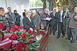 El entierro de Ernesto Botella reunió a decenas de amigos y familiares./