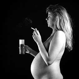 Una mujer embarazada fumando./