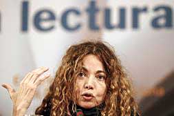 Ángela Becerra, durante un momento de su conferencia ayer en la Biblioteca Valenciana./