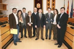Los premiados y las autoridades municipales./