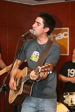 Álex Ubago, ayer en directo, en Fnac San Agustín de Valencia. /v. martínez/