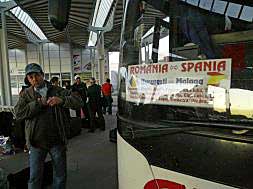 Un autobús se prepara para partir rumbo a Rumanía desde la estación de Castellón./