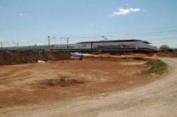 Obras en Benifaió para evitar el riesgo de un paso a nivel./JUAN PENADÉS/
