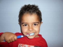 A partir de los tres años se puede empezar a usar pastas dentífricas infantiles./LP/