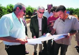 TRÁMITES. El alcalde de Moncofa, José Vicente Isach, en la presentación del proyecto de la desaladora, en 2005. /TONI LOSAS/